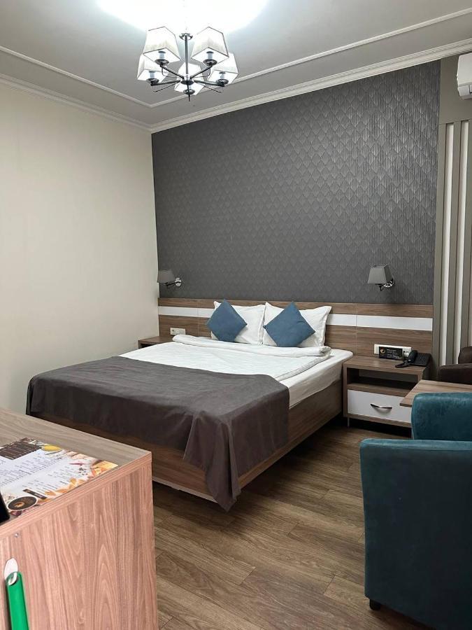 בישקק Gоlden Dragon Villa Hotel מראה חיצוני תמונה