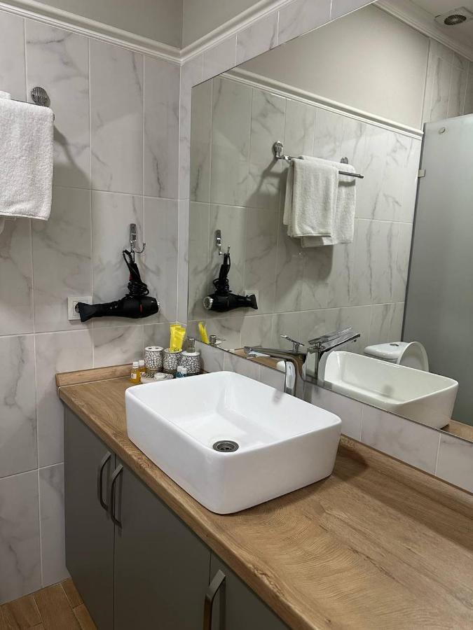 בישקק Gоlden Dragon Villa Hotel מראה חיצוני תמונה
