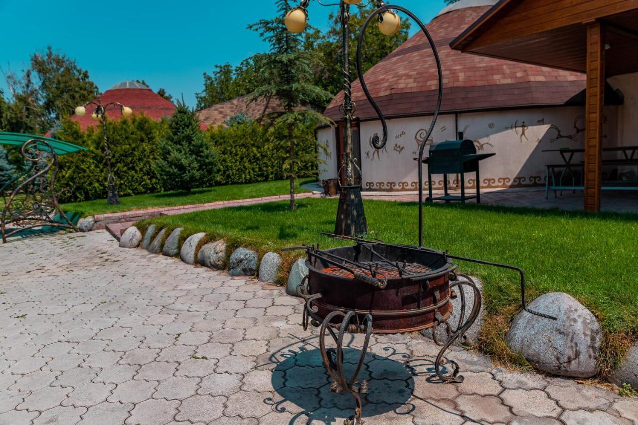 בישקק Gоlden Dragon Villa Hotel מראה חיצוני תמונה
