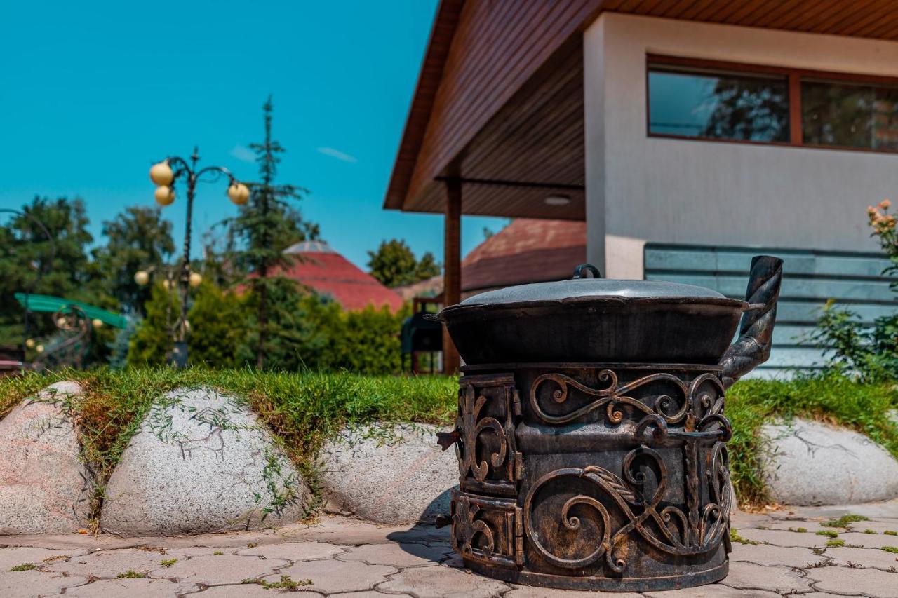 בישקק Gоlden Dragon Villa Hotel מראה חיצוני תמונה