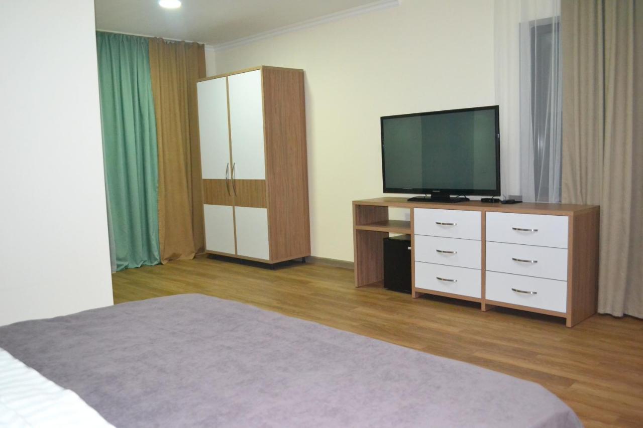 בישקק Gоlden Dragon Villa Hotel מראה חיצוני תמונה