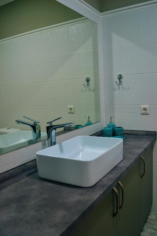 בישקק Gоlden Dragon Villa Hotel מראה חיצוני תמונה