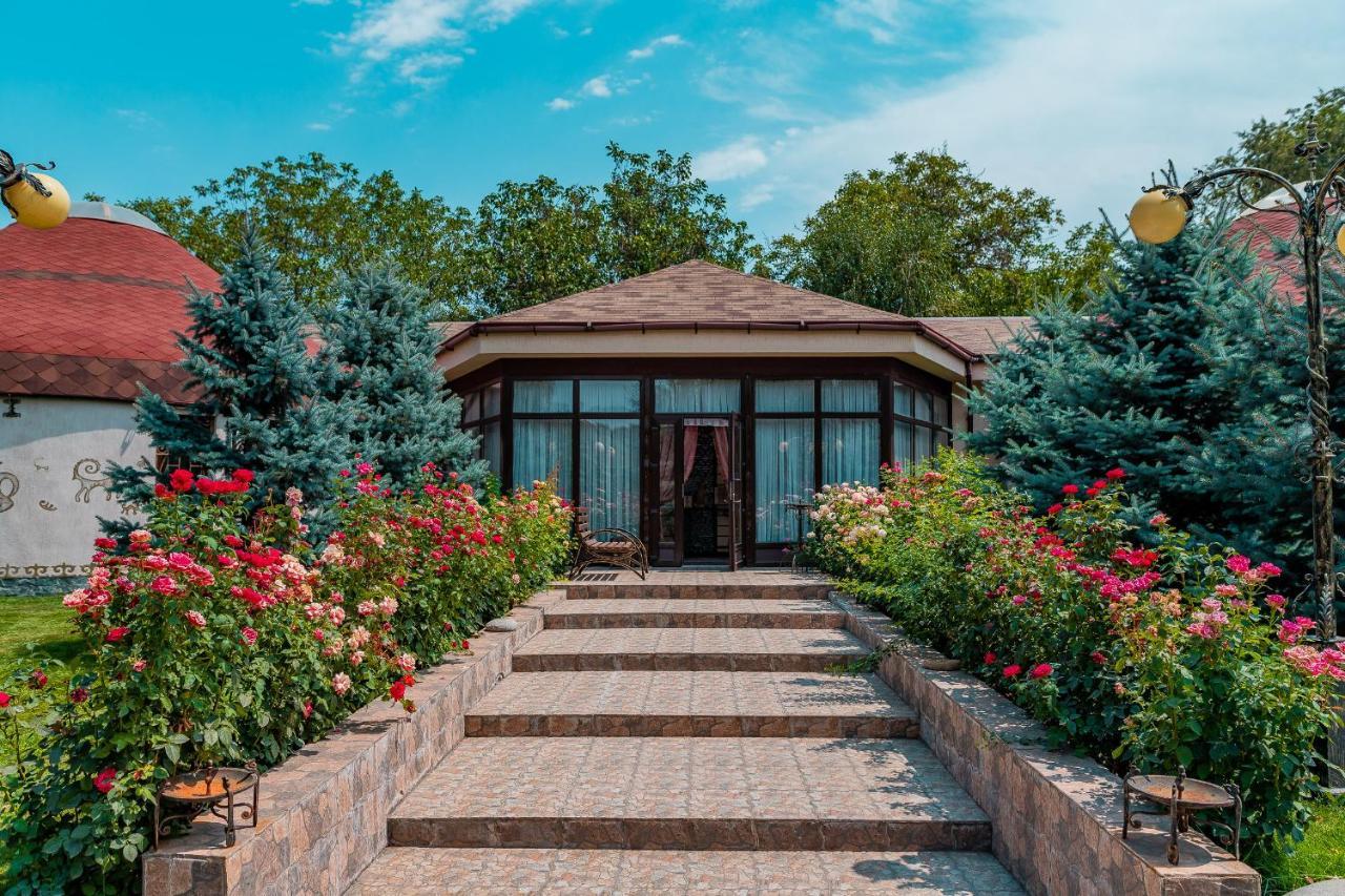בישקק Gоlden Dragon Villa Hotel מראה חיצוני תמונה