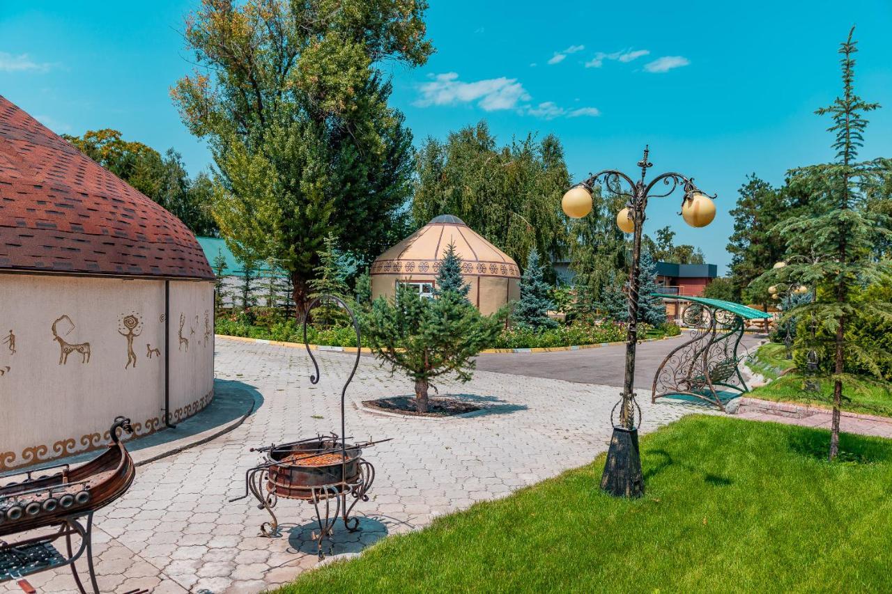 בישקק Gоlden Dragon Villa Hotel מראה חיצוני תמונה