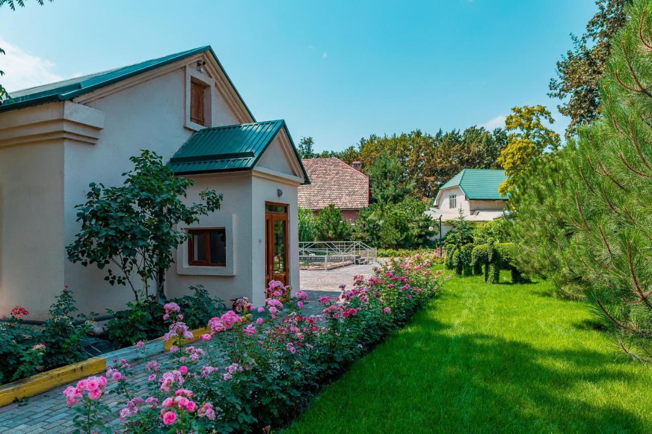 בישקק Gоlden Dragon Villa Hotel מראה חיצוני תמונה